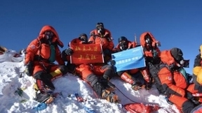 第一台登顶珠峰的AI手机，荣耀10伴北大山鹰社成功登顶珠峰