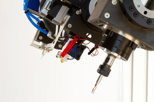 Q5D正在使用机器人在制造过程中实现电子布线的自动化