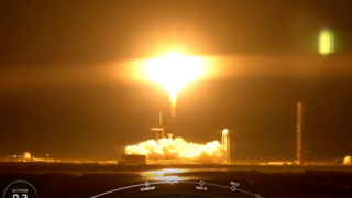 SpaceX猎鹰9号火箭搭载Athena无人月球着陆器发射升空